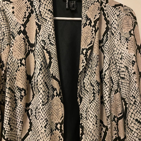 💕HOST PICK Frank Lyman snakeskin print blazer - Picture 4 of 8